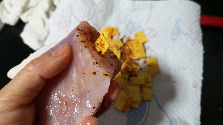 香辣芝心猪扒,将馅料分成三份,分别塞进肉袋子里。
