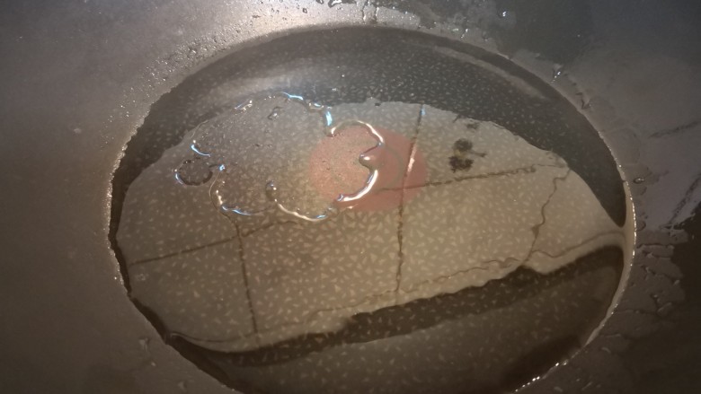 香辣芝心猪扒,取平底不粘锅,倒入食用油,烧热。