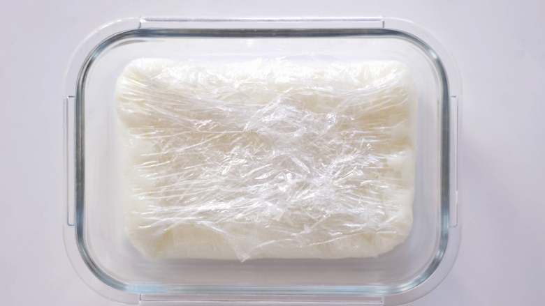 承味延世牛奶的椰蓉小奶冻 ,放凉后,用保鲜膜包裹起来,放入冰箱冷藏 2 小时。