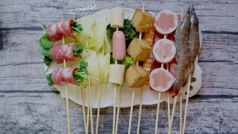 自制家庭串串火锅,接下来就把各种食材串上<a style='color:red;display:inline-block;' href='/shicai/ 211864'>竹签</a>,可按个人需求来购买食材!