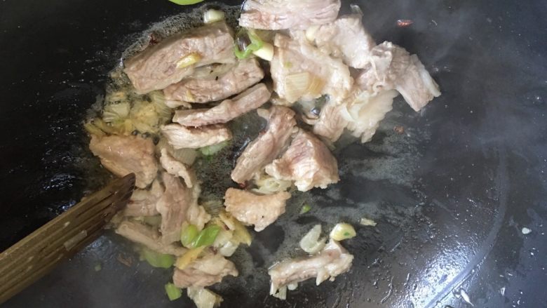 辣椒炒肉,加入五花肉翻炒至变色