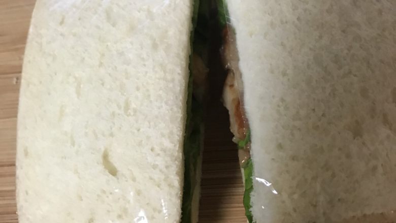照烧鸡腿三明治,从中间一切二