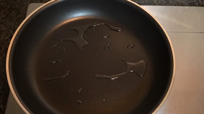 照烧鸡腿三明治,平底锅加一点点油