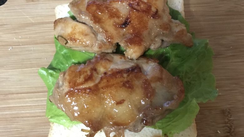 照烧鸡腿三明治,放上煎好的鸡腿肉