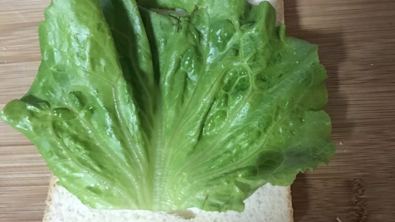 照烧鸡腿三明治,铺上一片生菜