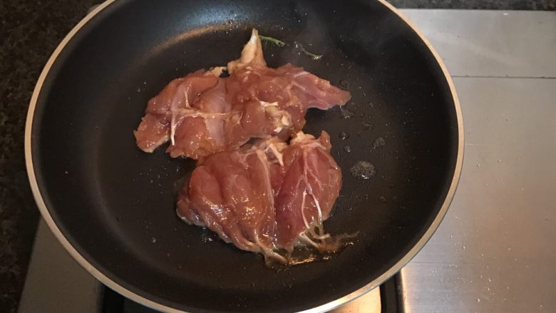 照烧鸡腿三明治,放入鸡腿肉（带皮一面朝下）煎2-3分钟