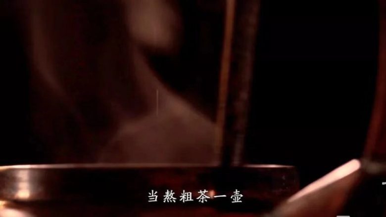 面茶,粗茶冲泡或熬煮为粗茶汁,放凉,将微烧过的小米面倒入凉茶汁中,开大火熬煮
