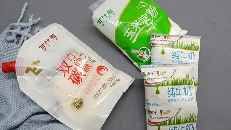 网红甜品【脆皮炸鲜奶】,原材料非常简单，平时就喜欢用甘汁园的双碳白砂糖做点心或者菜肴，不腻口。