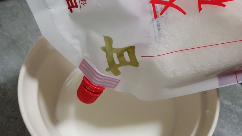 网红甜品【脆皮炸鲜奶】,<a style='color:red;display:inline-block;' href='/shicai/ 13431'>纯牛奶</a>倒入一个大盆,加甘汁园双碳白砂糖30克。
