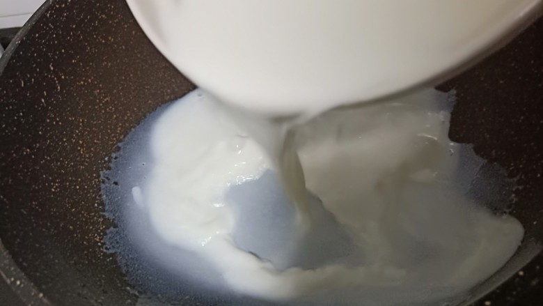 网红甜品【脆皮炸鲜奶】,搅拌好的液体倒入不粘锅,开中小火慢慢搅拌。