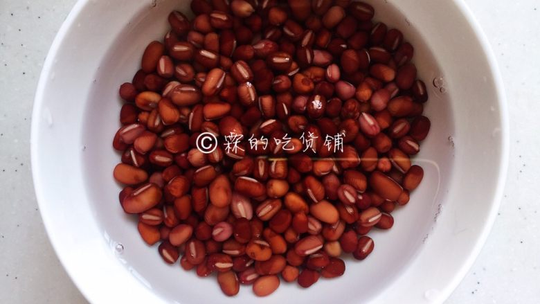 桂花红豆年糕汤,<a style='color:red;display:inline-block;' href='/shicai/ 3607'>红豆</a>不易酥,一定要提前浸泡,我一般都是前一天的晚上就浸了
