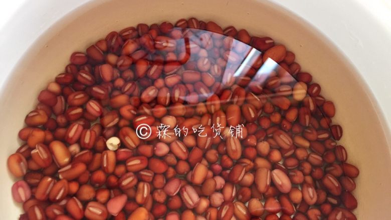 桂花红豆年糕汤,淘洗干净,倒入小锅,锅里放高于红豆二节手指(成人的)的水量(只可以多绝对不能少)