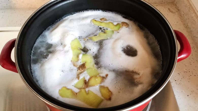黄豆咸肉萝卜棒骨汤,放入棒骨和生姜片,煮3.4分钟