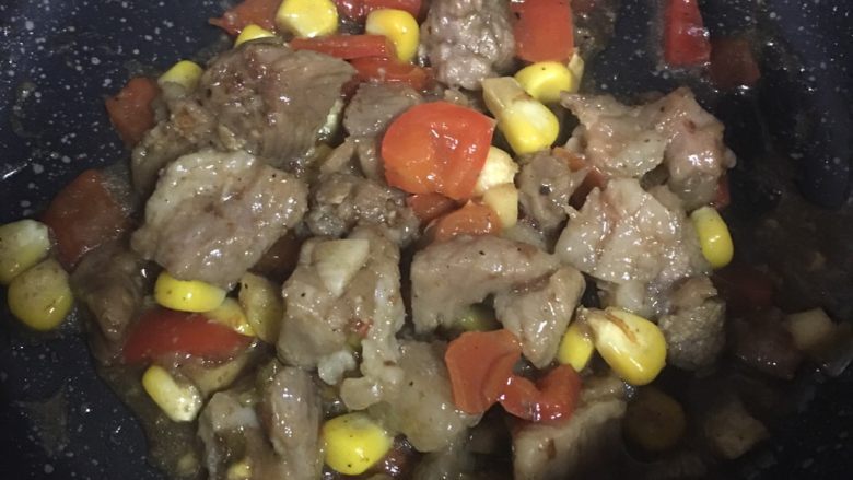 黑胡椒彩蔬牛肉粒,🔟 煮至牛肉粒熟即可大火收汁,撒上适量黑胡椒粒,出锅。千万不要煮过了!!不然容易老就咬不动啦!
