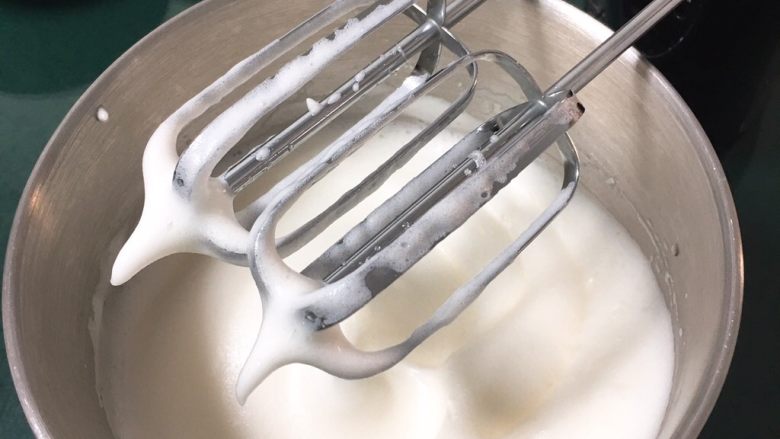 双色戚风蛋糕,用打蛋器高速搅打50圈,蛋白出现下垂的弯钩,再加入15克细砂糖。