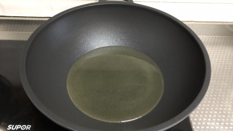 脆皮空心南瓜球,锅中倒入稍多油,油温4成热