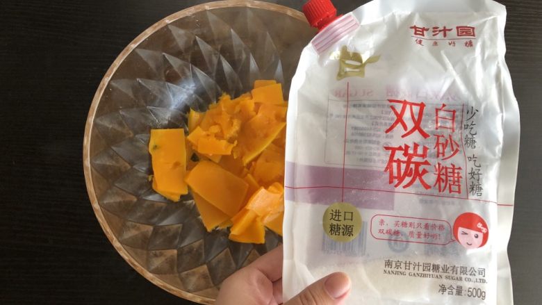 脆皮空心南瓜球,蒸熟取出,趁热加入白砂糖,充分混合碾压成细腻的南瓜泥,加入砂糖可以帮助发酵,我用的甘汁园白砂糖味道很纯正,无硫工艺非常健康,做给宝宝吃才放心