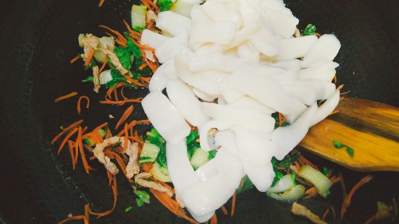 家常炒年糕,加入青菜翻炒一会,青菜变软倒入泡好水的年糕
