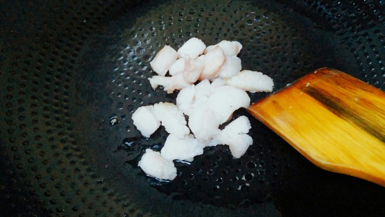 家常炒年糕,我是用肥猪肉炒出的油来炒,没有猪油可以用调和油,这个是看个人,不受影响的。炒猪油用中小火。