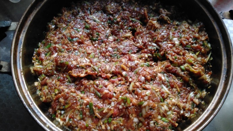 猪肉大葱饺子,加入上述调料,搅拌均匀。
