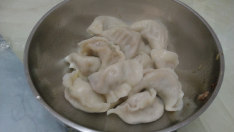 猪肉大葱饺子,锅中放入适量水,水开后放入饺子,转中火煮8分钟,捞出~开吃了。