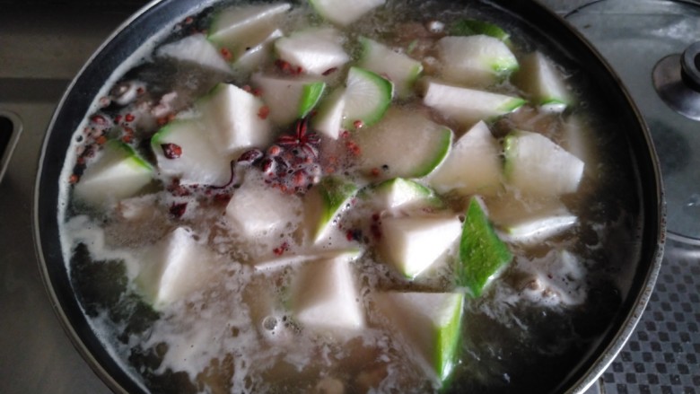 前排脊骨炖白萝卜,大火煮开,撇去血沫,加入白萝卜、<a style='color:red;display:inline-block;' href='/shicai/ 788'>生抽</a>,转小火煮。