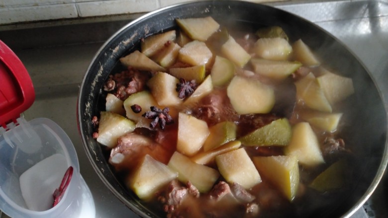 前排脊骨炖白萝卜,煮60分钟,加入盐煮5分钟,关火。
