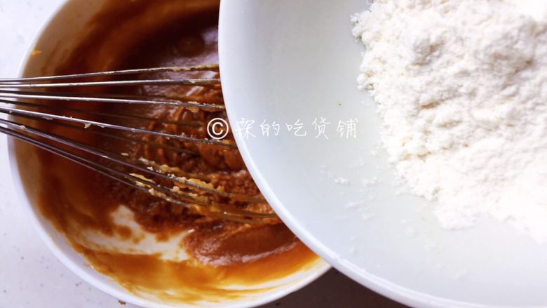 奶香咖啡面包,最后加入低粉,搅拌均匀