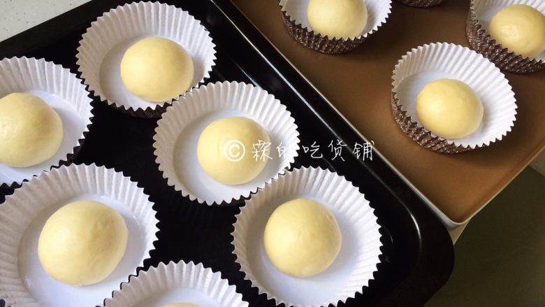 奶香咖啡面包,醒发完成后,再次揉圆,然后面团放入面包纸托里,进行第二次发酵,入烤箱,发酵70分钟,记得在烤箱里放一碗热水(如果烤箱没有发酵功能,也就只能室温发酵)
