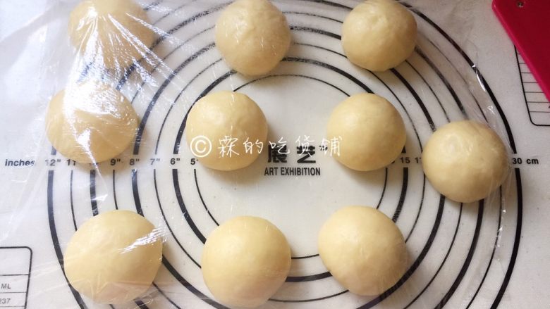 奶香咖啡面包,平均分成10份,分别揉圆后,盖上保鲜膜,进行15分钟的醒发