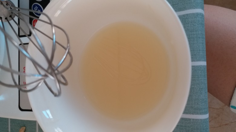 柠檬戚风,均匀了你会看到,没有油飘着,多搅拌一会。