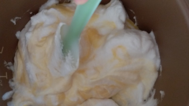 柠檬戚风,挖出三分之一加到蛋黄糊里,切拌或翻拌拌匀。