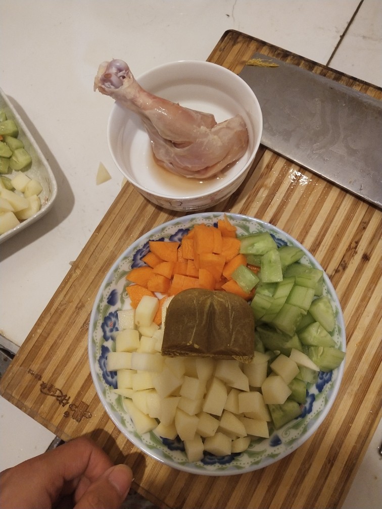 鸡腿咖喱饭,切好