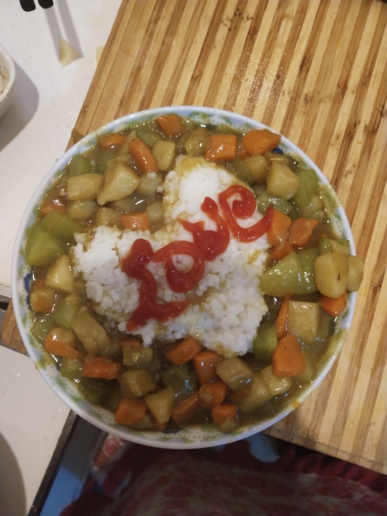 鸡腿咖喱饭,烧好放在装好心形的盘里  放<a style='color:red;display:inline-block;' href='/shicai/ 699'>番茄酱</a>写上自己要写的字