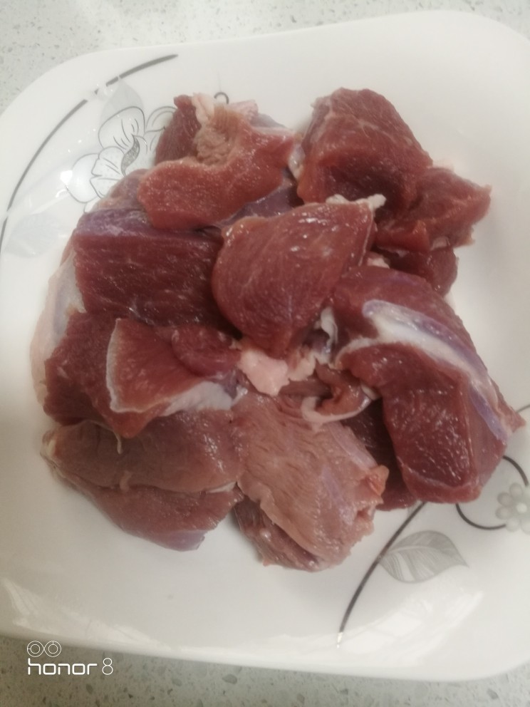 菜谱#红焖羊肉#(创建于13/11~2018),把羊洗净沥干水分,切成2、5CM方的块,备用。