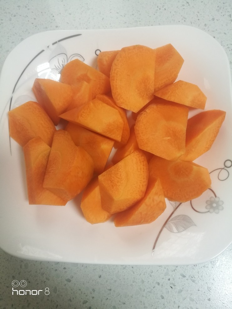 菜谱#红焖羊肉#(创建于13/11~2018),胡萝卜洗净,切成滾刀块,备用。