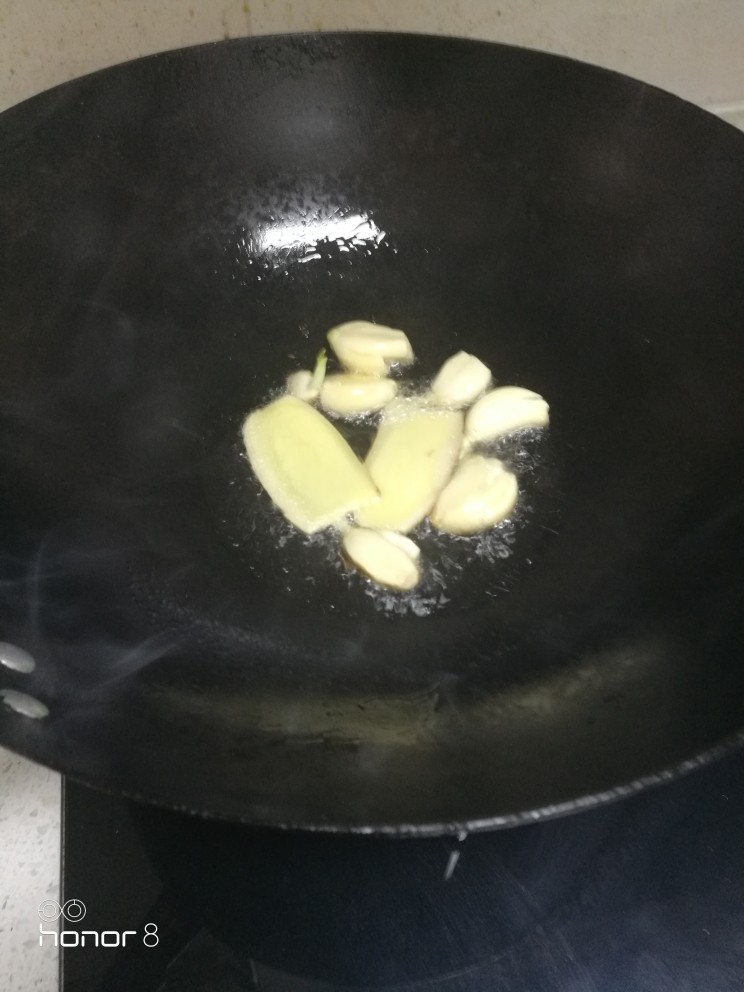 菜谱#红焖羊肉#(创建于13/11~2018),起锅注油,煸香姜蒜。