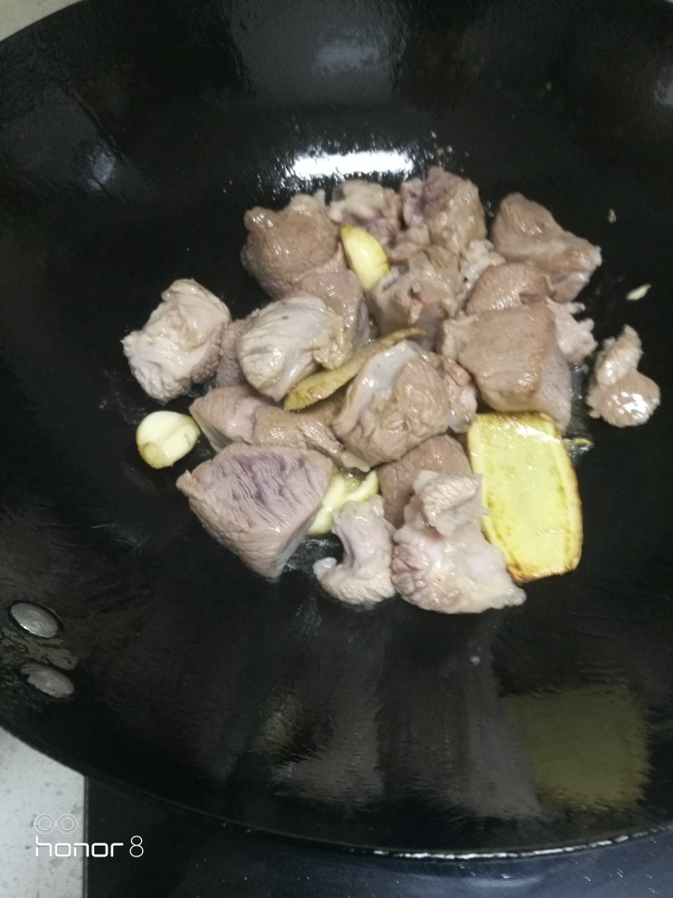 菜谱#红焖羊肉#(创建于13/11~2018),倒入羊肉,继续翻炒,去除水分。