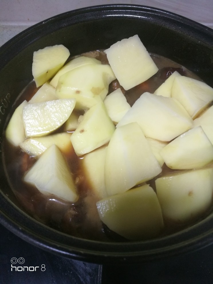 菜谱#红焖羊肉#(创建于13/11~2018),再倒入土豆,再继续焖制10分钟。