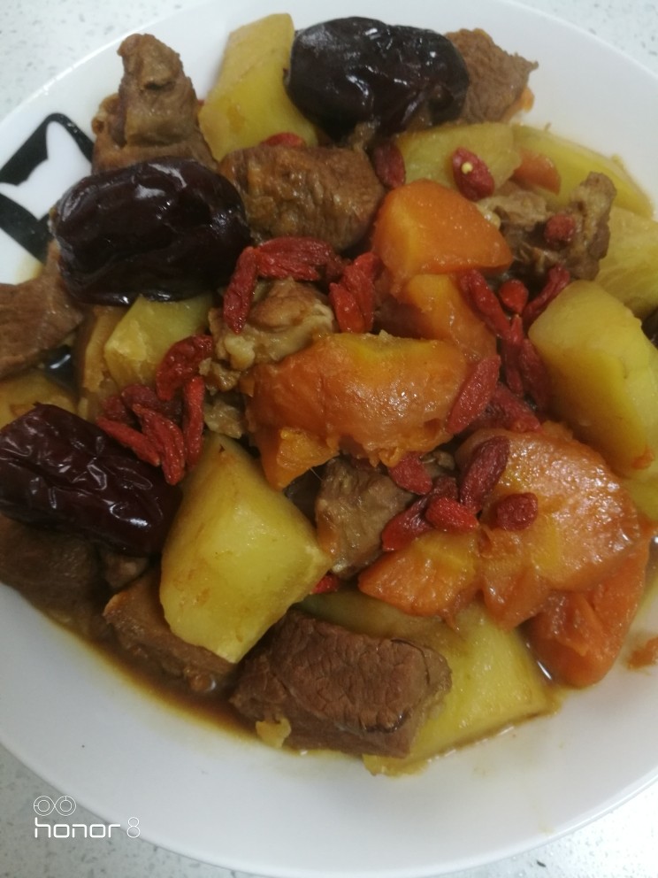 菜谱#红焖羊肉#(创建于13/11~2018),羊肉、胡萝卜、土豆焖制成熟后,放入枸杞子,焖3分钟,关火,成功,0K。