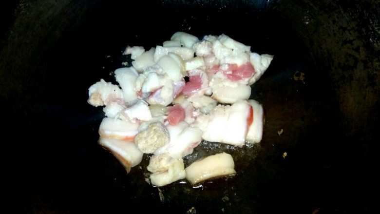 香辣蟹味菇,锅中放入少量油,放入五花肉,小火慢煎