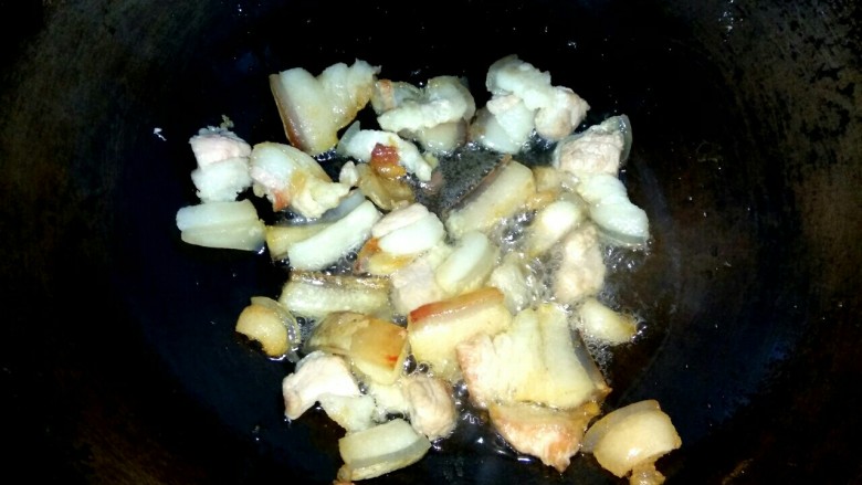 香辣蟹味菇,耗出一部分油,煎成微黄
