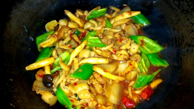 香辣蟹味菇,翻炒一会儿关火出锅