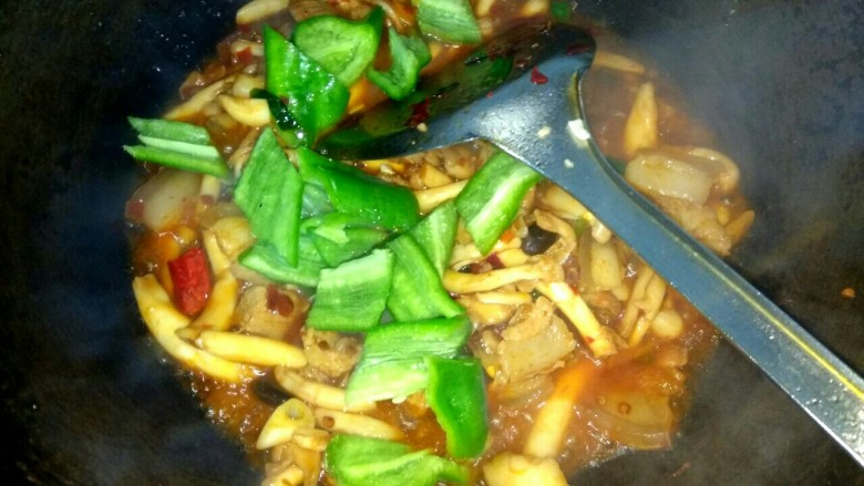 香辣蟹味菇,蟹味菇变软,放入尖椒