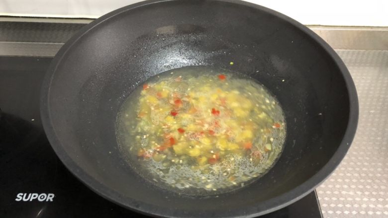 酸汤肥牛(微辣版),加入一大碗开水和泡泡椒的水