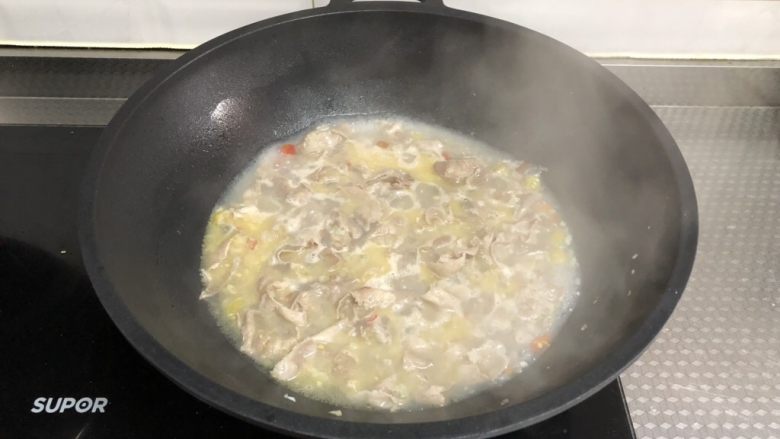 酸汤肥牛(微辣版),直到开锅,肥牛卷变色即可关火