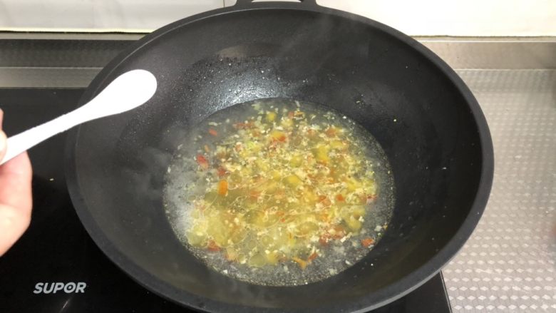 酸汤肥牛(微辣版),调入食盐
