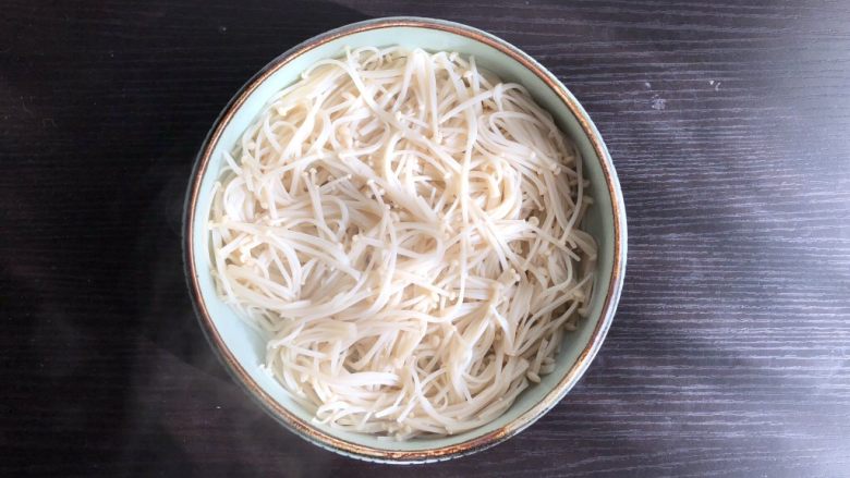 酸汤肥牛(微辣版),金针菇焯熟捞出铺在盘底备用