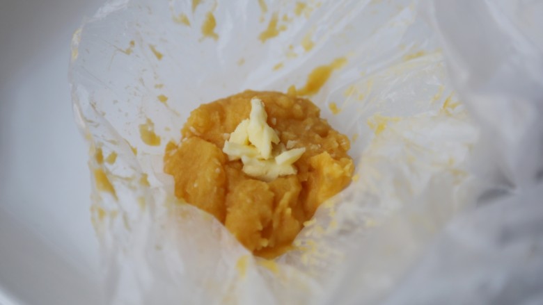 美食丨芝心红薯椰蓉球 一口一个超好吃~,中间包上适量芝士,包起来搓成圆球。