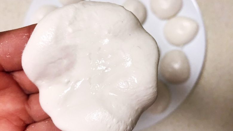 麻香豆沙糯米饼,取一个面团,用手压成7㎜厚的薄片
